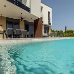 Beachfront Luxury Mare, Featuring A Heated Pool, Fitness Area, And Sauna * Potomje