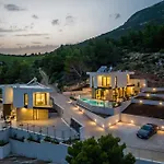 Beachfront Luxury Mare, Featuring A Heated Pool, Fitness Area, And Sauna *