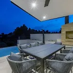 Beachfront Luxury Mare, Featuring A Heated Pool, Fitness Area, And Sauna * Potomje