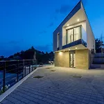 Villa Beachfront Luxury Mare, Featuring A Heated Pool, Fitness Area, And Sauna *
