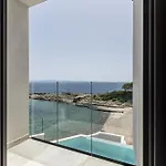 Villa Beachfront Luxury Mare, Featuring A Heated Pool, Fitness Area, And Sauna *