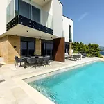 Beachfront Luxury Mare, Featuring A Heated Pool, Fitness Area, And Sauna *
