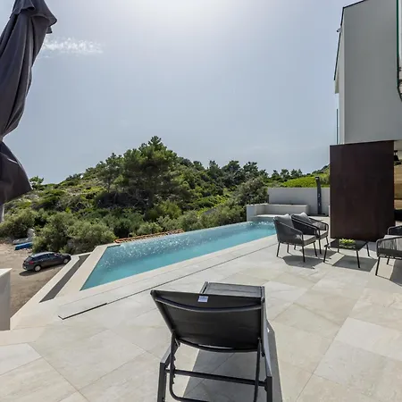 Willa Beachfront Luxury Mare, Featuring A Heated Pool, Fitness Area, And Sauna Potomje