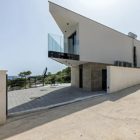 Willa Beachfront Luxury Mare, Featuring A Heated Pool, Fitness Area, And Sauna *