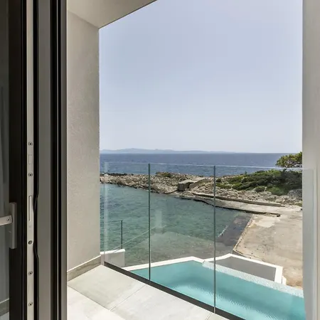 Villa Beachfront Luxury Mare, Featuring A Heated Pool, Fitness Area, And Sauna *