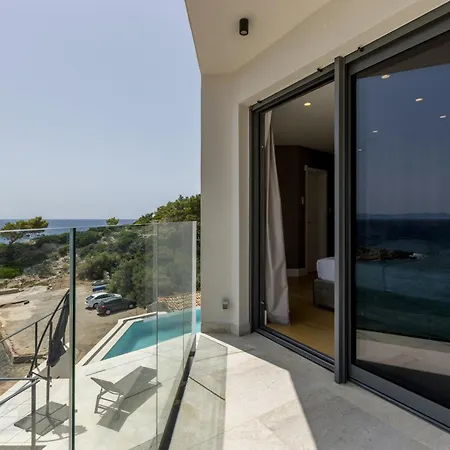 Willa Beachfront Luxury Mare, Featuring A Heated Pool, Fitness Area, And Sauna Potomje