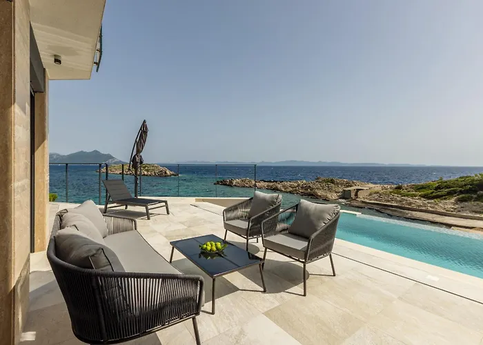 Willa Beachfront Luxury Mare, Featuring A Heated Pool, Fitness Area, And Sauna *