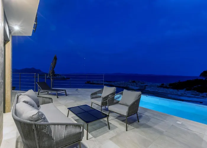 Beachfront Luxury Mare, Featuring A Heated Pool, Fitness Area, And Sauna Willa Potomje
