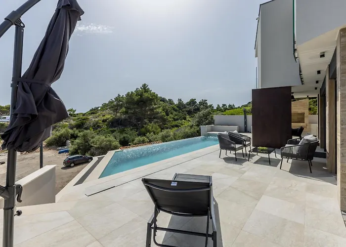 Willa Beachfront Luxury Mare, Featuring A Heated Pool, Fitness Area, And Sauna Potomje