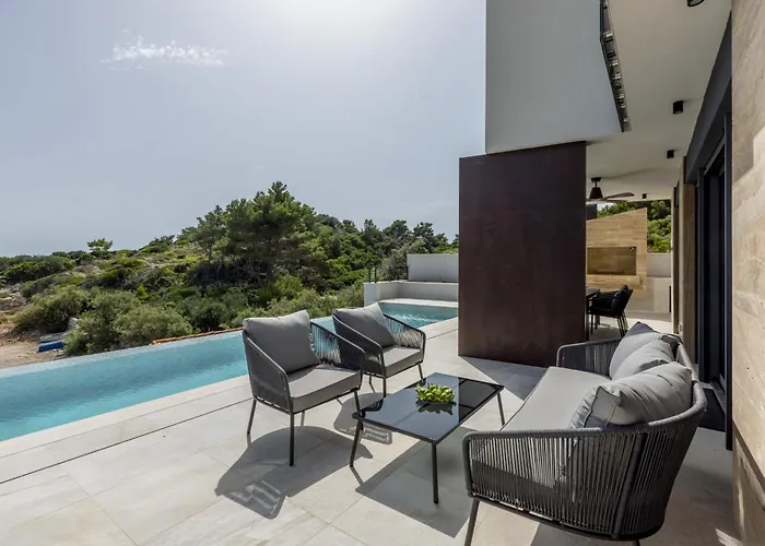 Beachfront Luxury Mare, Featuring A Heated Pool, Fitness Area, And Sauna Willa