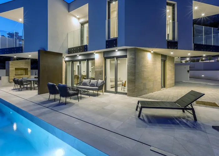 Willa Beachfront Luxury Mare, Featuring A Heated Pool, Fitness Area, And Sauna Potomje