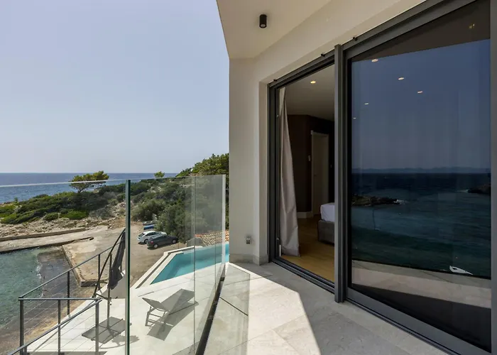 Willa Beachfront Luxury Mare, Featuring A Heated Pool, Fitness Area, And Sauna Potomje