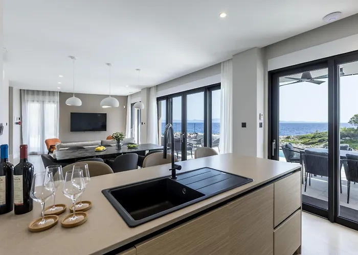Beachfront Luxury Mare, Featuring A Heated Pool, Fitness Area, And Sauna Willa