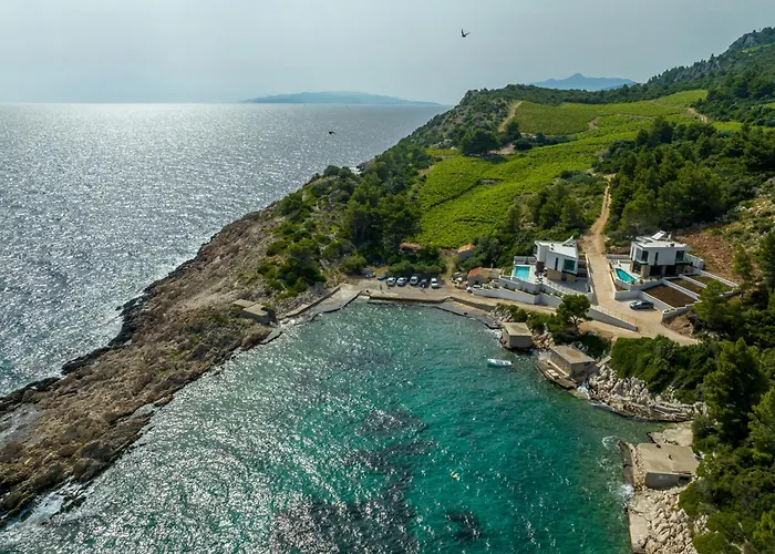 Willa Beachfront Luxury Mare, Featuring A Heated Pool, Fitness Area, And Sauna