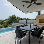 Beachfront Luxury Mare, Featuring A Heated Pool, Fitness Area, And Sauna 빌라 Potomje