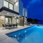 빌라 Beachfront Luxury Mare, Featuring A Heated Pool, Fitness Area, And Sauna Potomje
