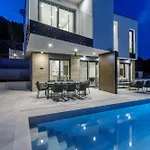 빌라 Beachfront Luxury Mare, Featuring A Heated Pool, Fitness Area, And Sauna Potomje