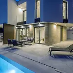 빌라 Beachfront Luxury Mare, Featuring A Heated Pool, Fitness Area, And Sauna Potomje