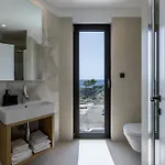 빌라 Beachfront Luxury Mare, Featuring A Heated Pool, Fitness Area, And Sauna