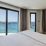 빌라 Beachfront Luxury Mare, Featuring A Heated Pool, Fitness Area, And Sauna