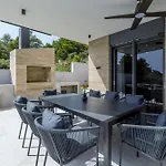 Beachfront Luxury Mare, Featuring A Heated Pool, Fitness Area, And Sauna Potomje