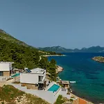 Beachfront Luxury Mare, Featuring A Heated Pool, Fitness Area, And Sauna Potomje