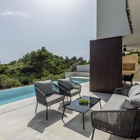 Beachfront Luxury Mare, Featuring A Heated Pool, Fitness Area, And Sauna Willa