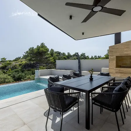 Beachfront Luxury Mare, Featuring A Heated Pool, Fitness Area, And Sauna Willa Potomje