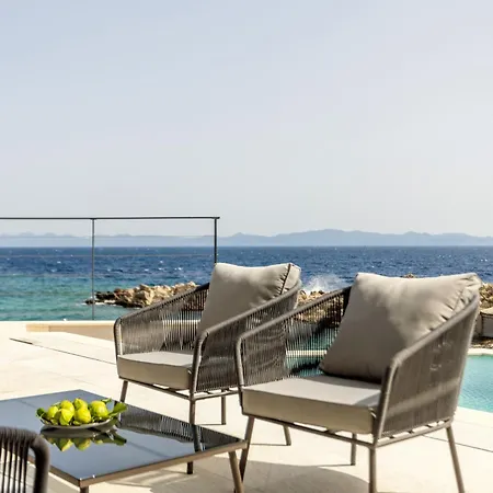 Beachfront Luxury Mare, Featuring A Heated Pool, Fitness Area, And Sauna Willa *