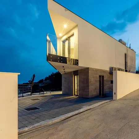 别墅 Beachfront Luxury Mare, Featuring A Heated Pool, Fitness Area, And Sauna Potomje