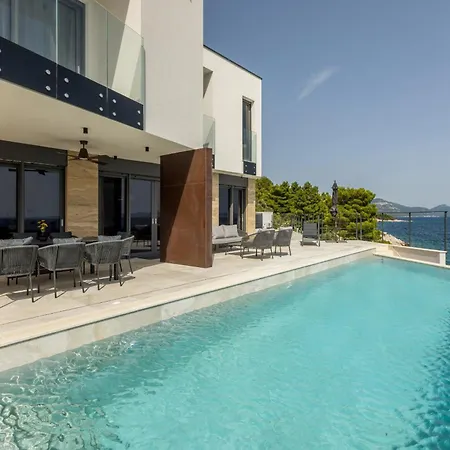 别墅 Beachfront Luxury Mare, Featuring A Heated Pool, Fitness Area, And Sauna