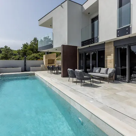 Beachfront Luxury Mare, Featuring A Heated Pool, Fitness Area, And Sauna Willa
