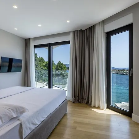 Beachfront Luxury Mare, Featuring A Heated Pool, Fitness Area, And Sauna Willa *