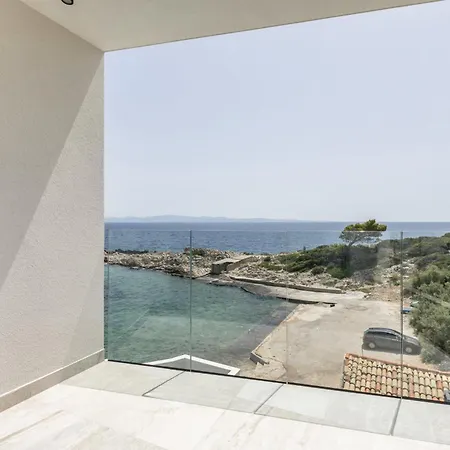 Willa Beachfront Luxury Mare, Featuring A Heated Pool, Fitness Area, And Sauna
