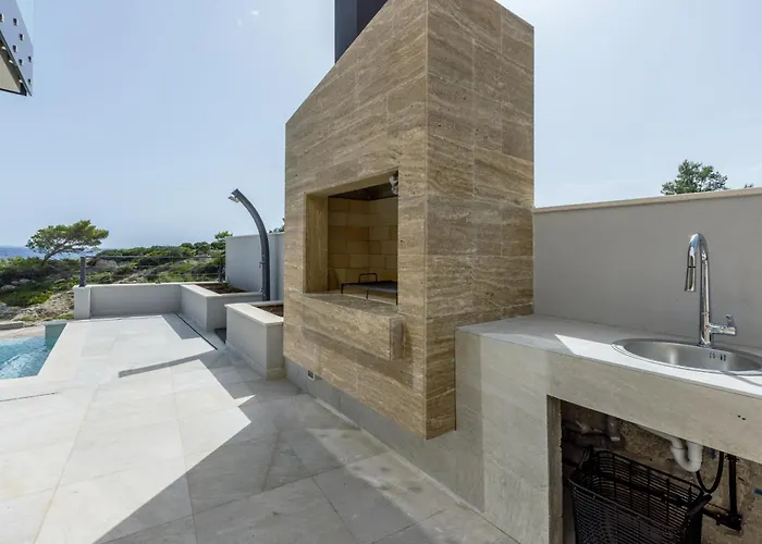 Beachfront Luxury Mare, Featuring A Heated Pool, Fitness Area, And Sauna 别墅 *