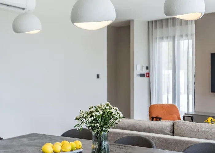别墅 Beachfront Luxury Mare, Featuring A Heated Pool, Fitness Area, And Sauna Potomje