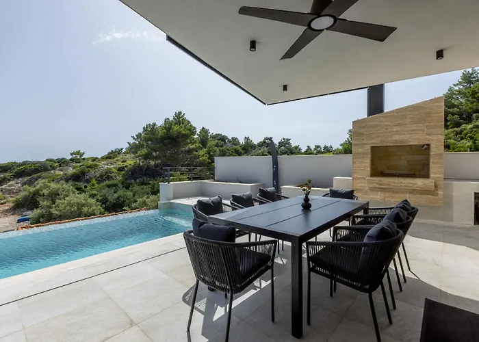 Beachfront Luxury Mare, Featuring A Heated Pool, Fitness Area, And Sauna 别墅 Potomje