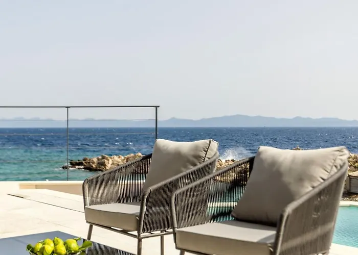 Beachfront Luxury Mare, Featuring A Heated Pool, Fitness Area, And Sauna 别墅 *