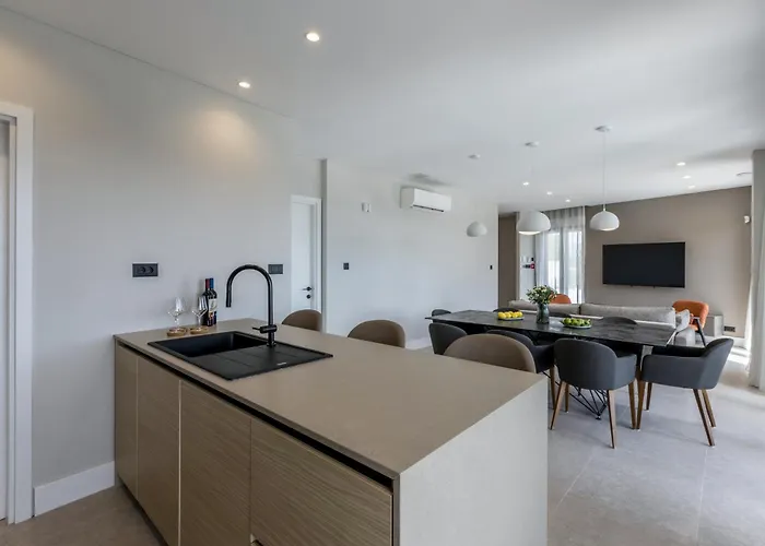 Beachfront Luxury Mare, Featuring A Heated Pool, Fitness Area, And Sauna 别墅 Potomje