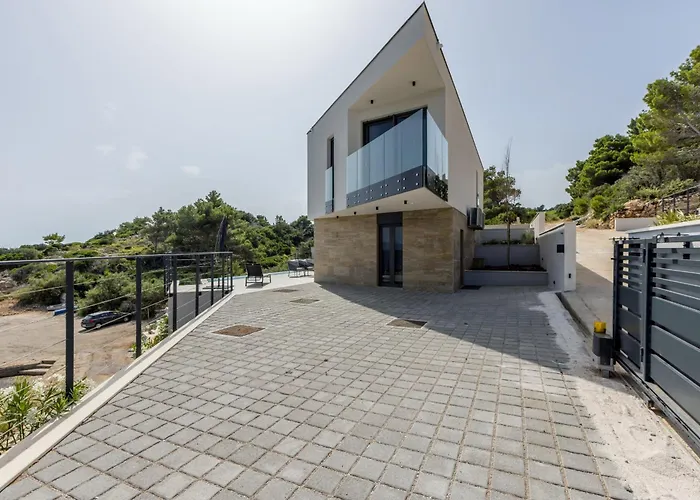 Beachfront Luxury Mare, Featuring A Heated Pool, Fitness Area, And Sauna 别墅