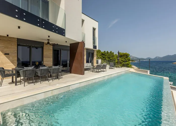 别墅 Beachfront Luxury Mare, Featuring A Heated Pool, Fitness Area, And Sauna