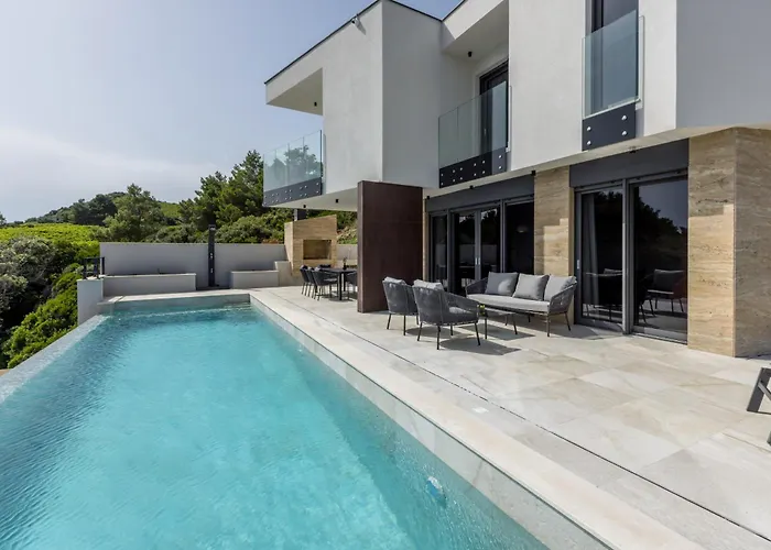 Beachfront Luxury Mare, Featuring A Heated Pool, Fitness Area, And Sauna 别墅