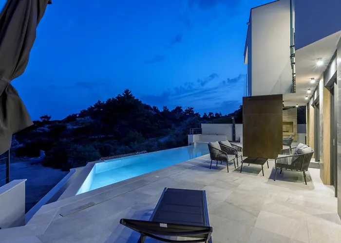 Beachfront Luxury Mare, Featuring A Heated Pool, Fitness Area, And Sauna 别墅