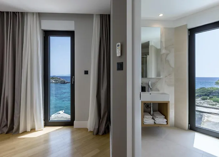 Beachfront Luxury Mare, Featuring A Heated Pool, Fitness Area, And Sauna 别墅 Potomje
