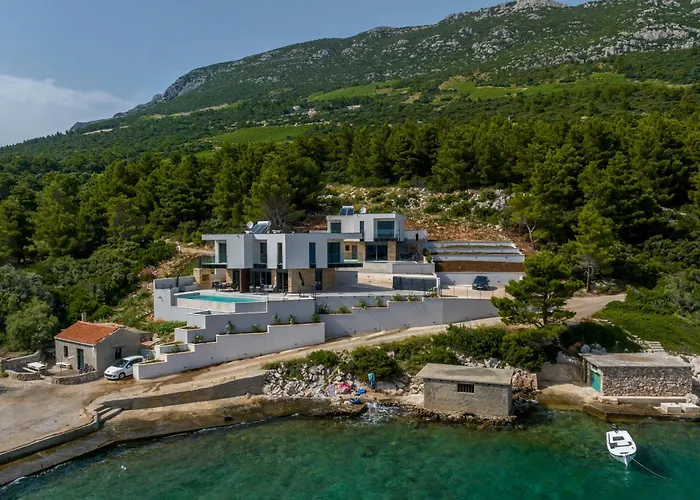 Beachfront Luxury Mare, Featuring A Heated Pool, Fitness Area, And Sauna *